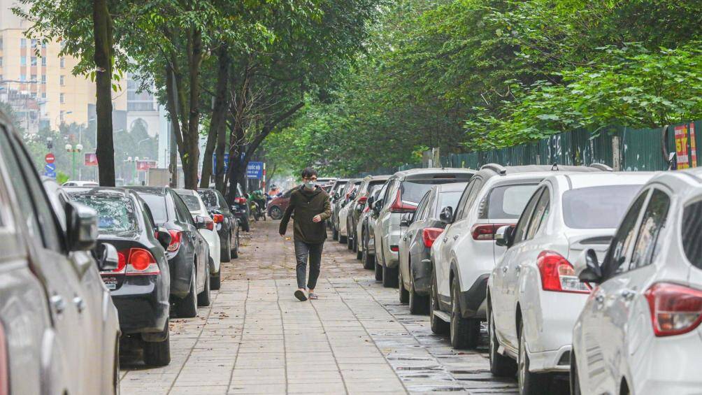 Một tài xế đỗ xe trên vỉa hè đường Tố Hữu chia sẻ: "Tôi đỗ xe để chạy sang bên đường ăn trưa, tôi biết là sai nhưng không còn chỗ nào để đỗ".