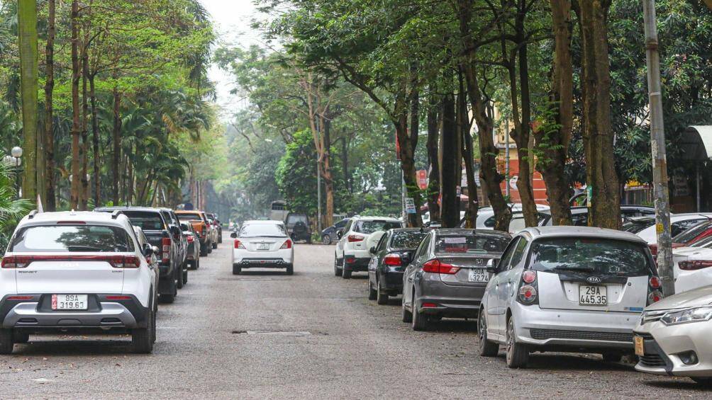 Ở đường Nguyễn Duy Trinh, quận Hoàng Mai, Hà Nội, xe ô tô còn ngang nhiên đỗ song song cả 2 chiều đường khiến lòng đường bị thu hẹp, các phương tiện đi qua gặp khó khăn, dễ xảy ra va chạm.