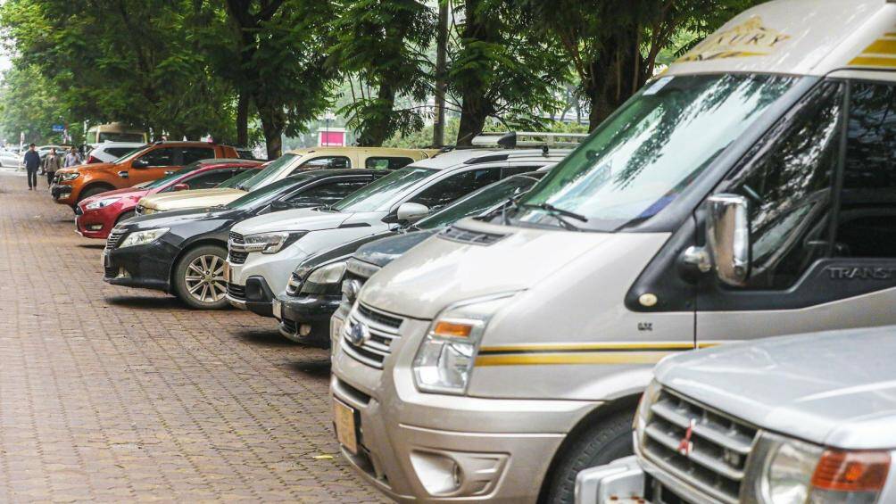 Tại khu vực gần gõ 54 Lê Văn Lương, xe ô tô đỗ thành hàng trên vỉa hè. Theo quan sát, phần lớn người dân đỗ để đi vào một chung cư gần đó.