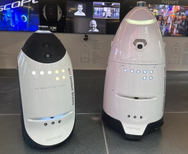 Một trong những loại thiết bị được cảnh sát New York sử dụng là robot an ninh tự động K5 hình quả trứng do công ty Knghitscope sản xuất.
Robot trứng này cao 5,5 feet (1,6m) và nặng 400 pound (181 kg), có thể di chuyển tốc độ tối đa lên tới 3 dặm/giờ.
Giới chức địa phương cho hay, chi phí thuê 1 robot K5 và phí dịch vụ 7 tháng là khoảng 12.250 USD.