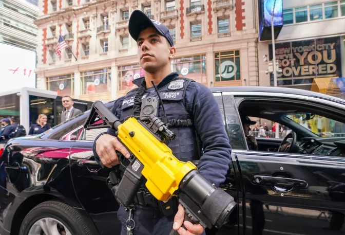 Bên cạnh đó, cảnh sát New York cũng sẽ được trang bị thiết bị GPS StarChase, cho phép cảnh sát gắn định vị vào ô tô vi phạm và theo dõi từ xa.