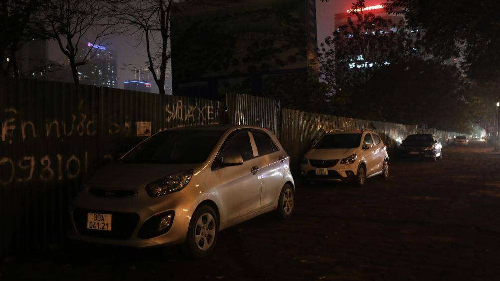 Tuy nhiên, các điểm đỗ xe hiện nay chỉ đáp ứng được khoảng 10% nhu cầu, 90% còn lại chủ phương tiện phải tự lo như gửi ở cơ quan, trường học, hè phố.
Trong ảnh là ô tô đỗ trên vỉa hè ở đường Tố Hữu, quận Hà Đông lúc khoảng 21h ngày 12/4,