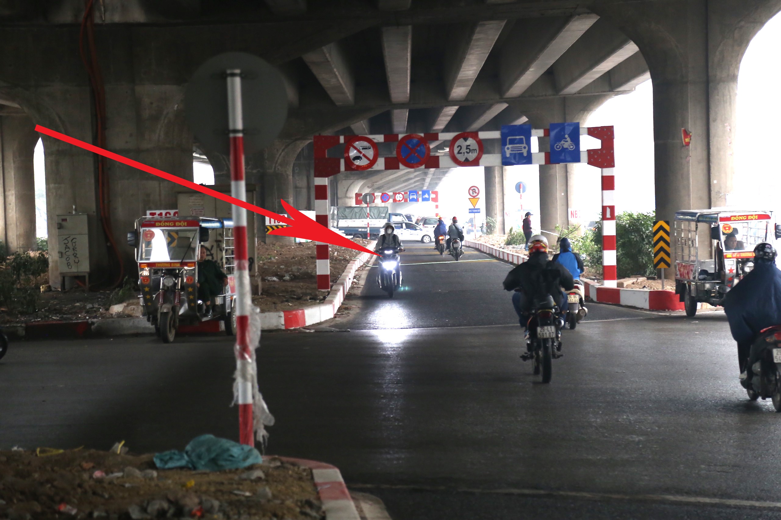Tuy nhi&ecirc;n, l&agrave;n đường mới mở (dưới gầm đường v&agrave;nh đai 3 tr&ecirc;n cao) ở đường Nguyễn Xiển (TP H&agrave; Nội) vừa được th&ocirc;ng xe đ&atilde; xuất hiện t&igrave;nh trạng giao th&ocirc;ng lộn xộn.