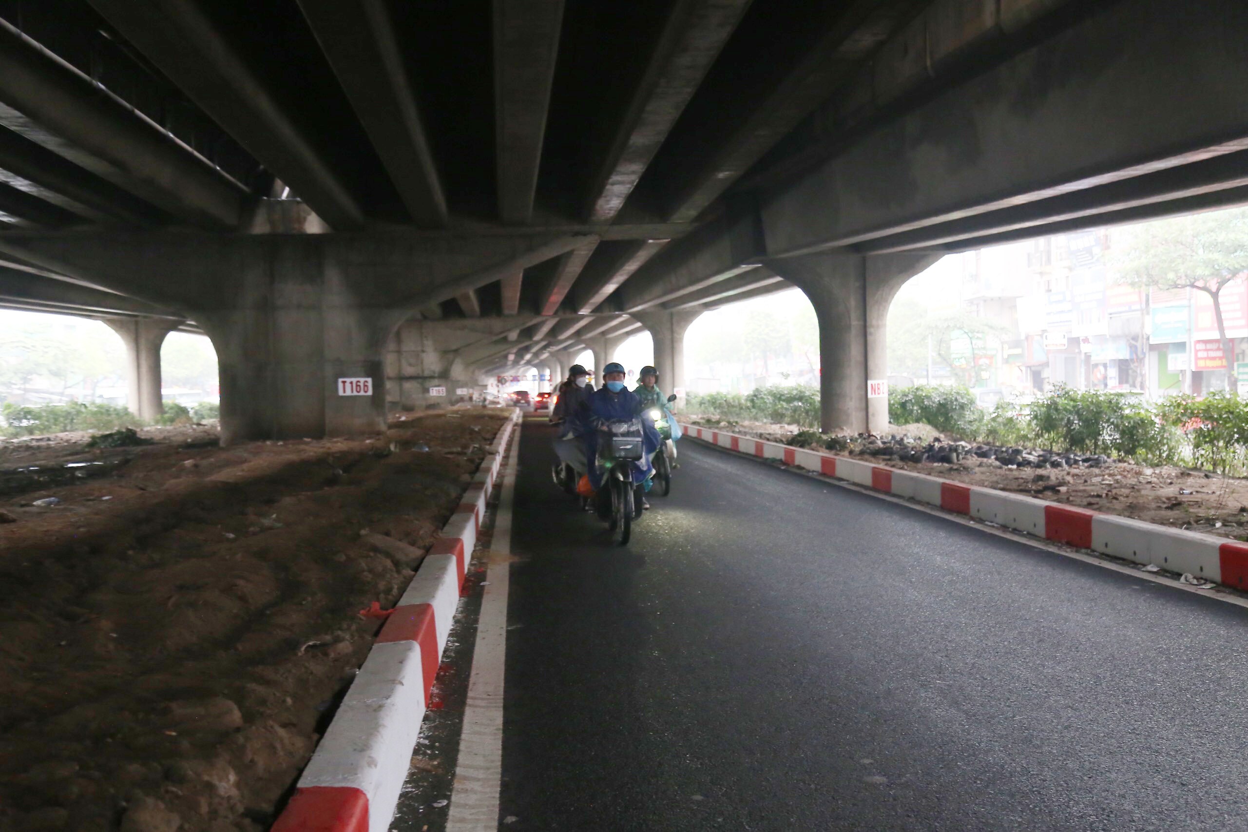Những chiếc xe đi ngược chiều c&ograve;n d&agrave;n h&agrave;ng hai, h&agrave;ng ba, chiếm nửa l&agrave;n đường mới mở.