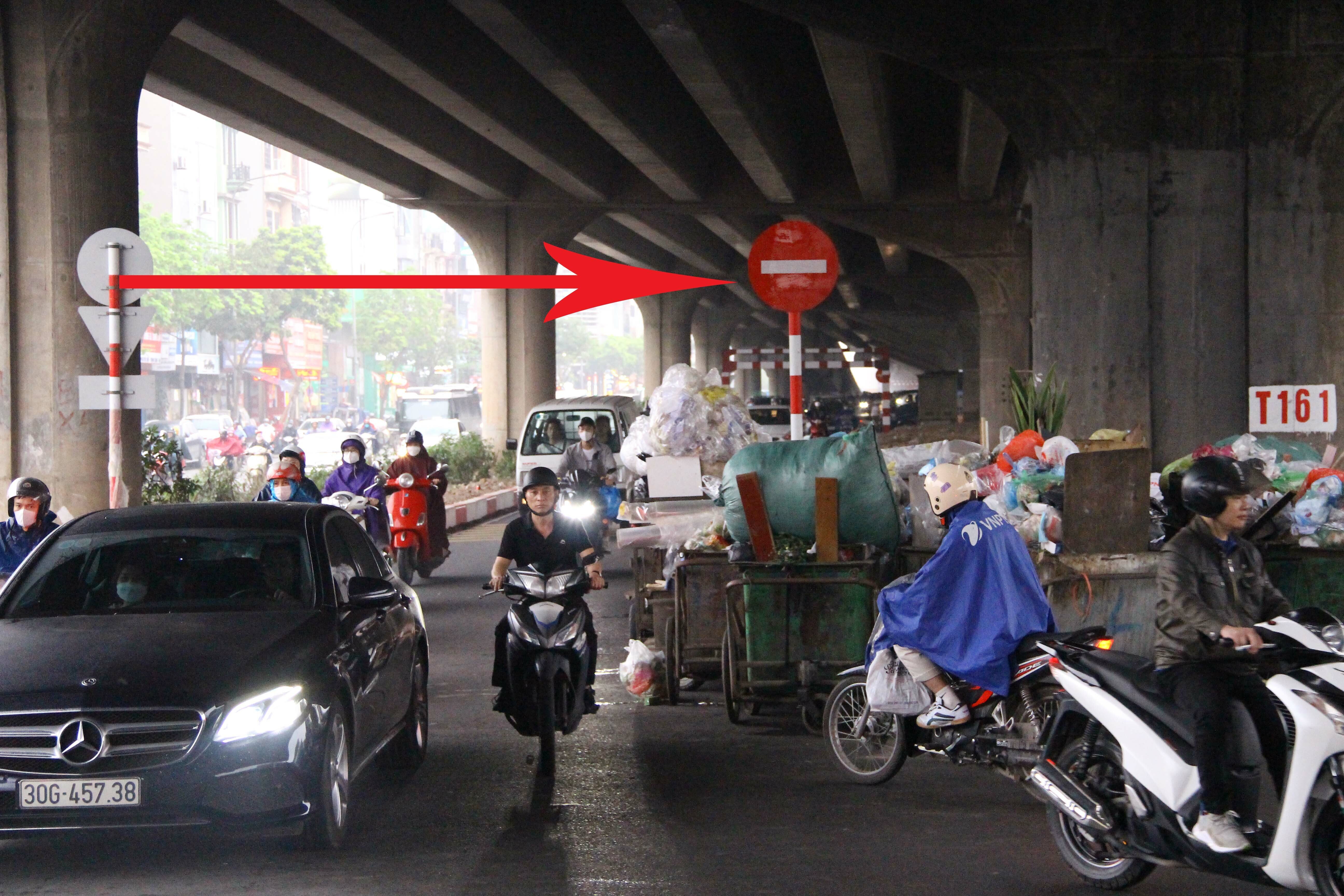 Hiện tại l&agrave;n đường mới mở n&agrave;y đ&atilde; cắm biển b&aacute;o, tuy nhi&ecirc;n rất nhiều người vẫn bất chấp quy định, cố t&igrave;nh đi ngược chiều.