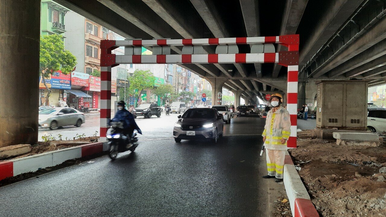 Sau phản &aacute;nh của B&aacute;o Giao th&ocirc;ng về t&igrave;nh trạng nhiều người đi ngược chiều tr&ecirc;n l&agrave;n đường mới mở (dưới gầm đường V&agrave;nh đai 3 tr&ecirc;n cao) ở đường Nguyễn Xiển, s&aacute;ng nay (14/4), Đội CSGT số  7 (C&ocirc;ng an TP H&agrave; Nội) đ&atilde; lập Tổ c&ocirc;ng t&aacute;c xử l&yacute; c&aacute;c xe vi phạm