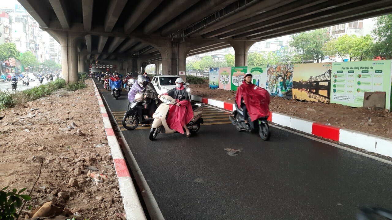 Trong khoảng hơn 1 tiếng, PV B&aacute;o Giao th&ocirc;ng ghi nhận h&agrave;ng chục lượt phương tiện xe m&aacute;y đi ngược chiều thấy lực lượng CSGT rồi quay đầu bỏ chạy như thế n&agrave;y