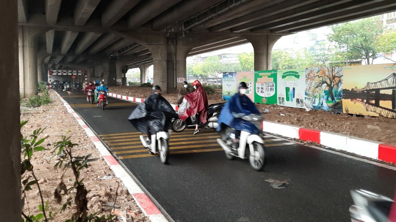 Việc đ&atilde; đi ngược chiều lại đột ngột quay đầu bỏ chạy của c&aacute;c t&agrave;i xế xe m&aacute;y g&acirc;y nguy hiểm cho người đi đường