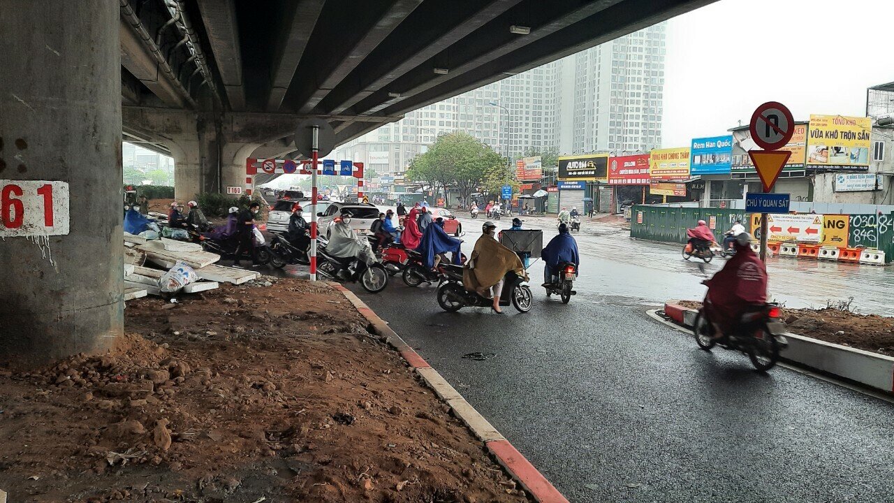 "T&ocirc;i đang điều khiển &ocirc; t&ocirc; tr&ecirc;n đường Nguyễn Xiển th&igrave; bị xe m&aacute;y đi ngược chiều quay đầu tạt ngang, khiến t&ocirc;i phải phanh xe đột ngột, mấy xe ph&iacute;a sau phanh dồn theo, qu&aacute; nguy hiểm", anh Trần Văn Thiện (quận Thanh Xu&acirc;n) cho hay