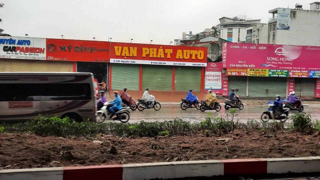 Ghi nhận tại đ&acirc;y cũng cho thấy, khi CSGT thực hiện việc đ&oacute;n l&otilde;ng ở l&agrave;n đường mới th&igrave; rất nhiều người điều khiển xe m&aacute;y đ&atilde; đi ra l&agrave;n đường cũ ở Nguyễn Xiển để đi ngược chiều nhằm n&eacute; tr&aacute;nh lực lượng CSGT