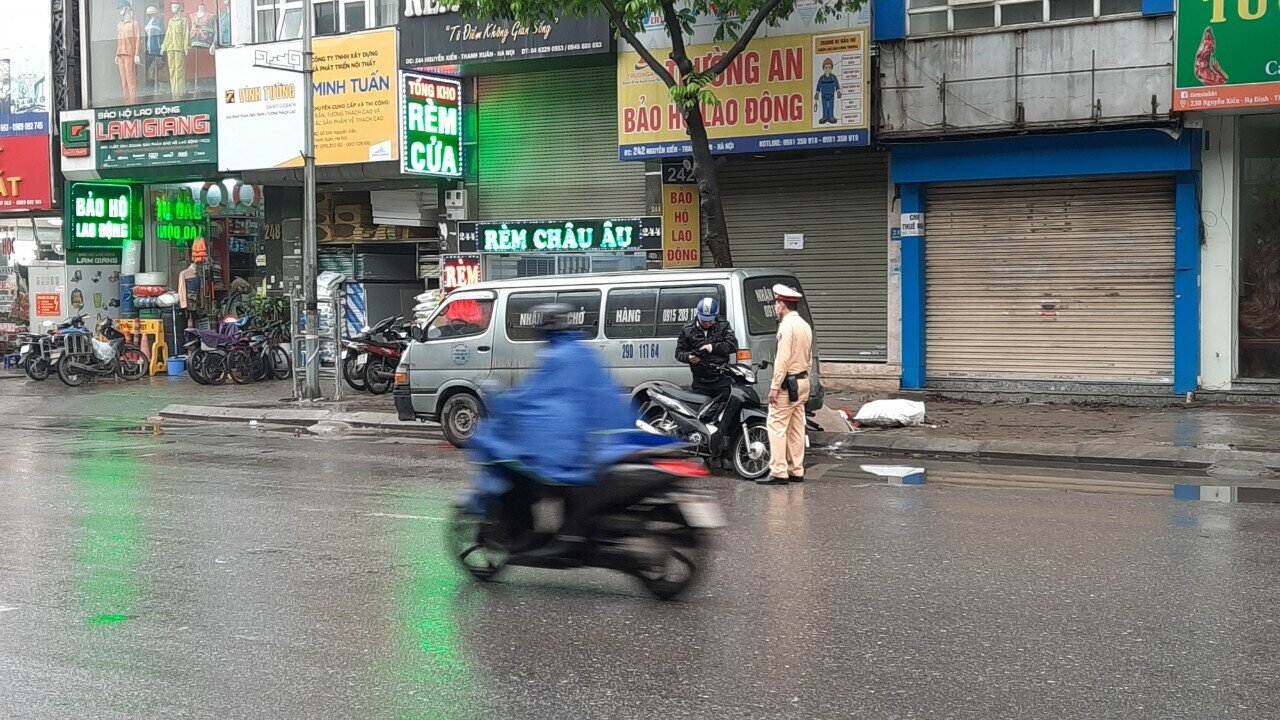 Để xử l&yacute; triệt để hiện tượng n&agrave;y, Tổ c&ocirc;ng t&aacute;c của Đội CSGT số 7 đ&atilde; ra l&agrave;n cũ tr&ecirc;n đường Nguyễn Xiển để xử l&yacute; những t&agrave;i xế xe m&aacute;y đi ngược chiều