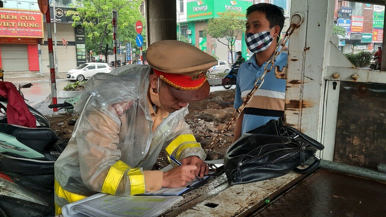 Trao đổi với PV B&aacute;o Giao th&ocirc;ng, chỉ huy Đội CSGT số 7 cho biết, để bảo đảm trật tự an to&agrave;n giao th&ocirc;ng, đơn vị n&agrave;y sẽ tăng cường xử l&yacute; nghi&ecirc;m những trường hợp đi ngược chiều tr&ecirc;n đường Nguyễn Xiển