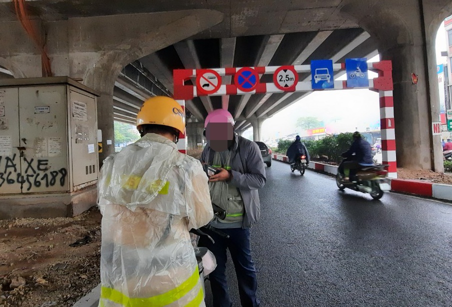 "Để n&acirc;ng cao hiệu quả xử l&yacute; vi phạm giao th&ocirc;ng tr&ecirc;n đường Nguyễn Xiển, ngo&agrave;i biện ph&aacute;p tuần tra kiểm so&aacute;t trực tiếp, ch&uacute;ng t&ocirc;i sẽ tiến h&agrave;nh h&oacute;a trang, ghi h&igrave;nh để l&agrave;m căn cứ xử phạt", Chỉ huy Đội CSGT số 7 cho biết