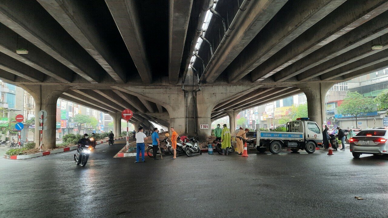 Cụ thể, từ gần 7h s&aacute;ng nay, Tổ c&ocirc;ng t&aacute;c gồm 3 c&aacute;n bộ, chiến sĩ CSGT đ&atilde; chốt tại điểm ra v&agrave;o ở l&agrave;n đường mới mở Nguyễn Xiển (đối diện số nh&agrave; 242) để đ&oacute;n l&otilde;ng, xử phạt những trường hợp cố t&igrave;nh di chuyển ngược chiều