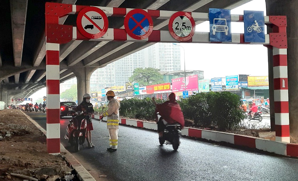 Chỉ trong v&ograve;ng hơn 1 tiếng đồng hồ, Tổ c&ocirc;ng t&aacute;c Đội CSGT số 7 đ&atilde; ph&aacute;t hiện v&agrave; lập bi&ecirc;n bản xử phạt gần 10 trường hợp người điều khiển xe m&aacute;y vi phạm lỗi đi ngược chiều tại l&agrave;n mới mở tr&ecirc;n đường Nguyễn Xiển