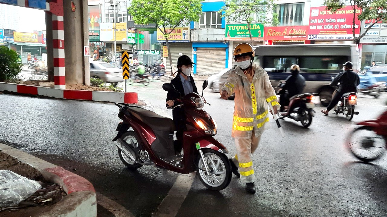 Người điều khiển xe m&aacute;y đi ngược chiều n&ecirc;u rất nhiều l&yacute; do vi phạm, như: Đi thế cho gần hơn, thấy mọi người đi cũng để &yacute; đi theo...