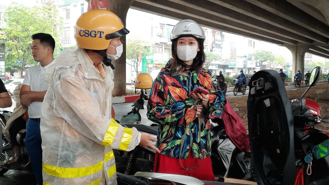 Bị CSGT dừng xe xử l&yacute; vi phạm, chị Nguyễn Thị T., người vi phạm cho biết: "T&ocirc;i thấy mọi người đi n&ecirc;n t&ocirc;i cũng đi theo th&ocirc;i, t&ocirc;i kh&ocirc;ng để &yacute; đ&acirc;y l&agrave; đường 1 chiều&rdquo;