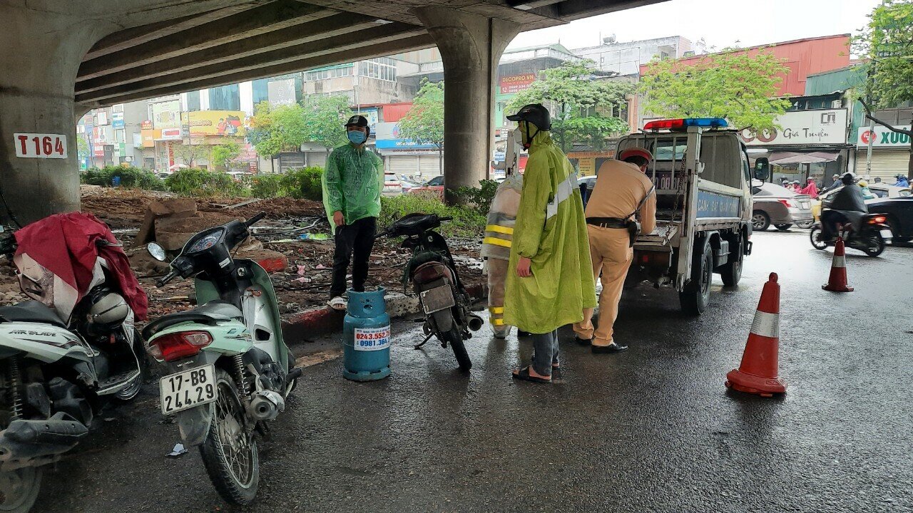C&ograve;n anh Phan Tuấn H. l&yacute; giải cho h&agrave;nh vi đi ngược chiều của m&igrave;nh l&agrave; do đường Nguyễn Xiển hướng Mai Dịch tắc n&ecirc;n để kh&ocirc;ng muộn giờ đ&agrave;nh phải vi phạm