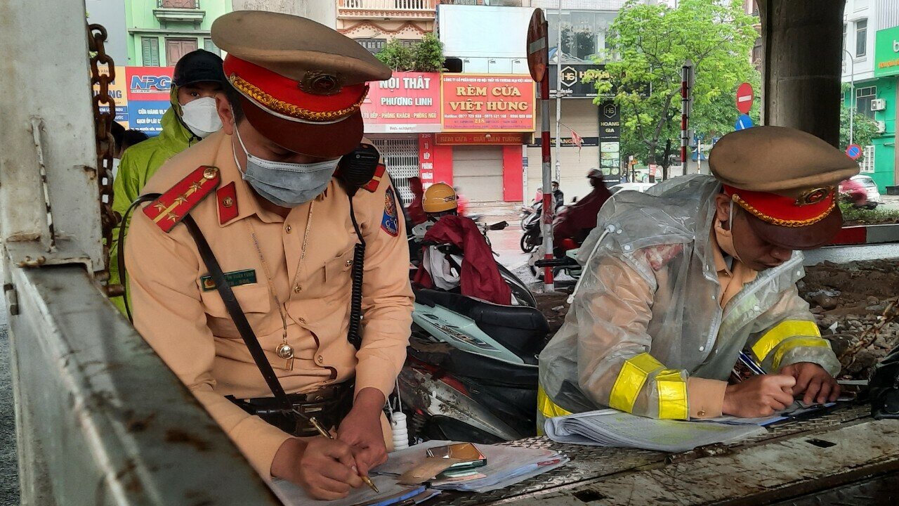 Với lỗi vi phạm đi ngược chiều, người điều khiển phương tiện xe m&aacute;y sẽ bị xử phạt 1,5 triệu đồng v&agrave; tước GPLX 2 th&aacute;ng