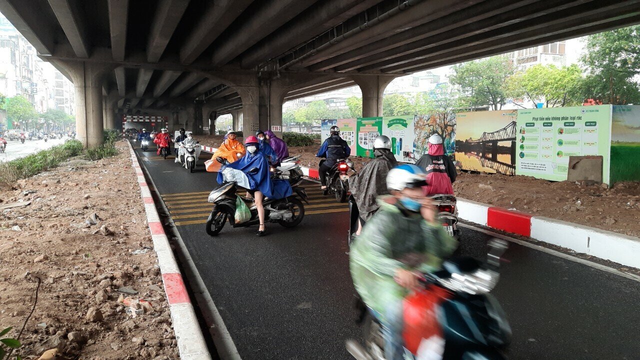 Ghi nhận của PV B&aacute;o Giao th&ocirc;ng cho thấy, sau khi thấy lực lượng CSGT đứng chốt tại đ&acirc;y, nhiều người điều khiển xe m&aacute;y đi ngược chiều đ&atilde; nhanh ch&oacute;ng quay xe bỏ chạy