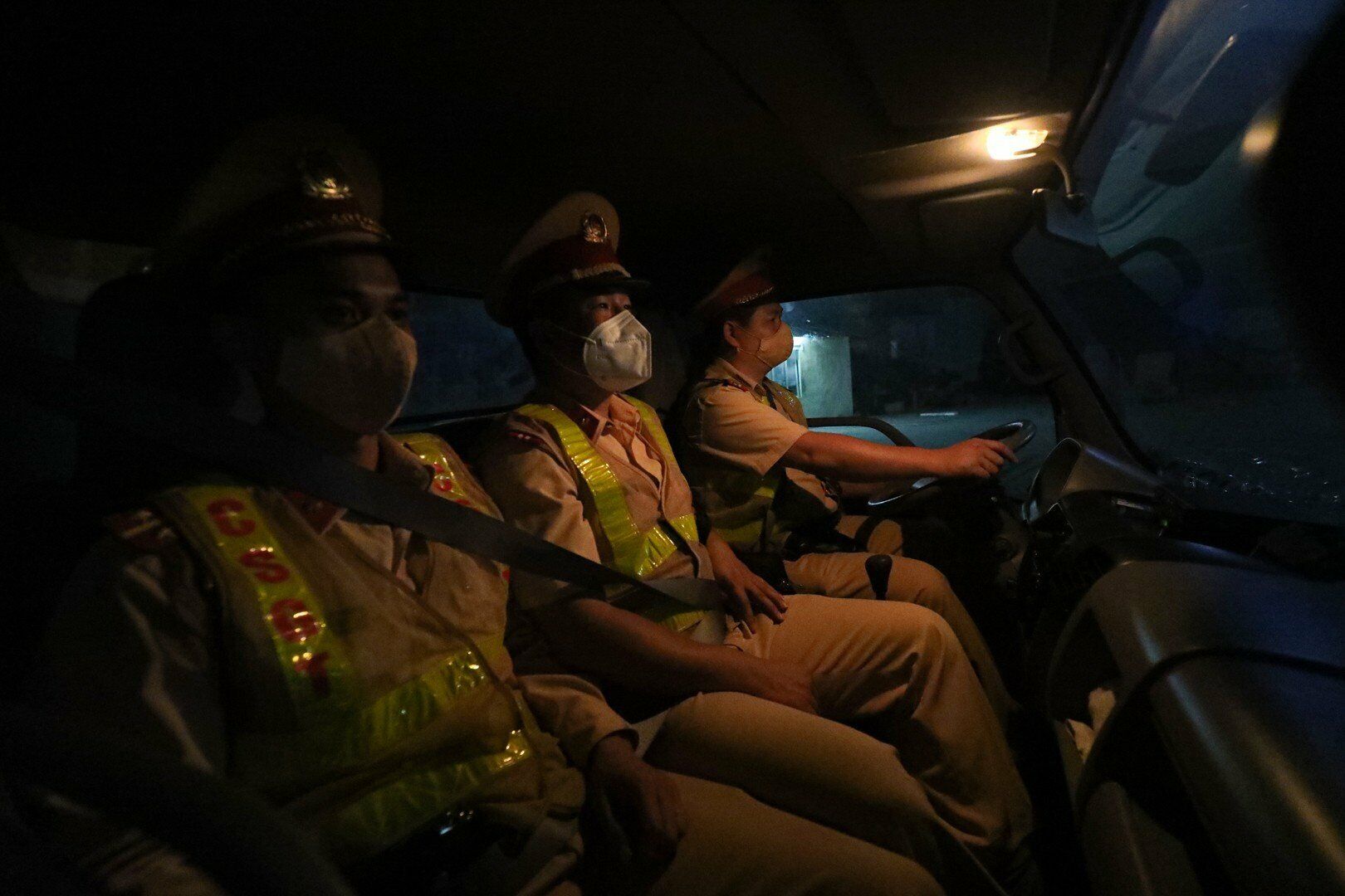 Thay v&igrave; lập chốt cố định, đ&ecirc;m ng&agrave;y 17/4, Tổ c&ocirc;ng t&aacute;c của Đội CSGT - trật tự, C&ocirc;ng an quận Bắc Từ Li&ecirc;m (TP H&agrave; Nội) đ&atilde; tuần tra lưu động để ph&aacute;t hiện v&agrave; xử l&yacute; xe qu&aacute; tải.