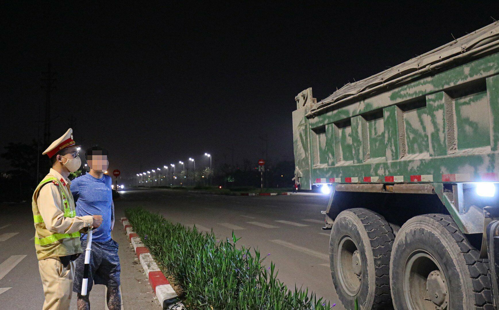 Cũng theo &ocirc;ng Ngọc, việc tuần tra lưu động sẽ tạo t&iacute;nh bất ngờ, v&agrave; tr&aacute;nh sự n&eacute; tr&aacute;nh đối với những đối tượng l&aacute;i xe cố t&igrave;nh chở h&agrave;ng qu&aacute; tải.