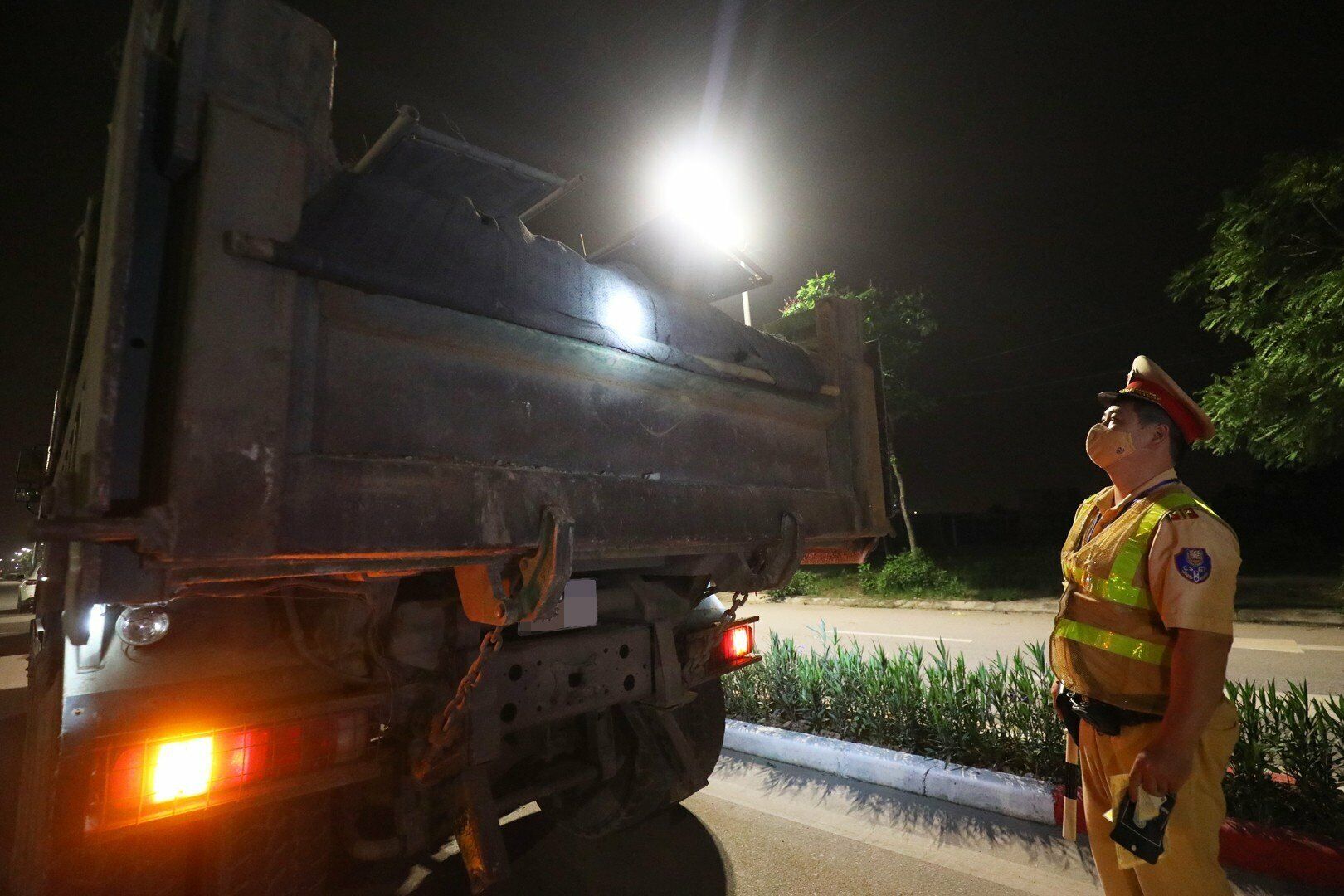 "Thay v&igrave; lập chốt th&igrave; Đội ch&uacute;ng t&ocirc;i sẽ c&oacute; 2 Tổ c&ocirc;ng t&aacute;c thường xuy&ecirc;n đi tuần tra kiểm so&aacute;t lưu động tr&ecirc;n c&aacute;c tuyến đường. Điều n&agrave;y ph&ograve;ng ngừa được sự n&eacute; tr&aacute;nh đối với những đối tượng cố t&igrave;nh vi phạm qu&aacute; tải", Thiếu t&aacute; Ngọc cho hay.