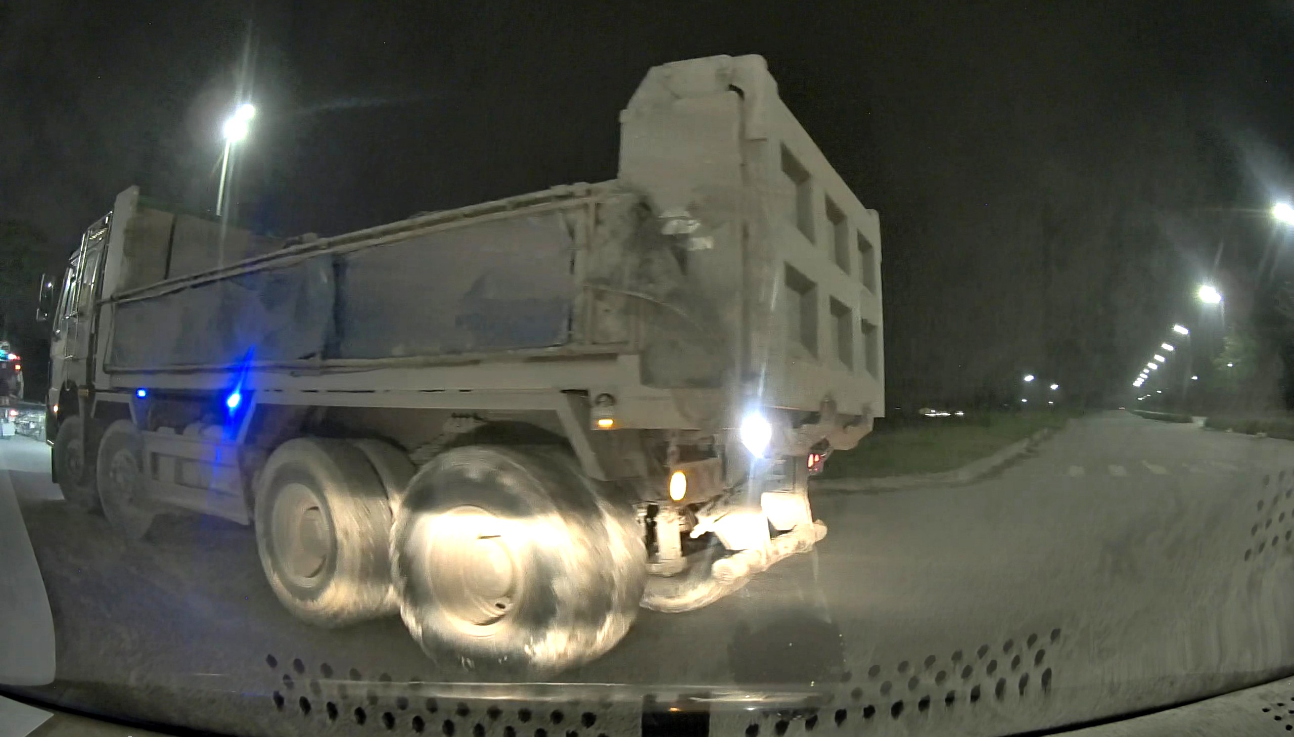 Sau 1 tiếng tuần tra, khoảng 23h, Tổ c&ocirc;ng t&aacute;c đ&atilde; ph&aacute;t hiện 1 xe tải trọng lớn c&oacute; biểu hiện nghi vấn n&ecirc;n đ&atilde; dừng xe để kiểm tra.