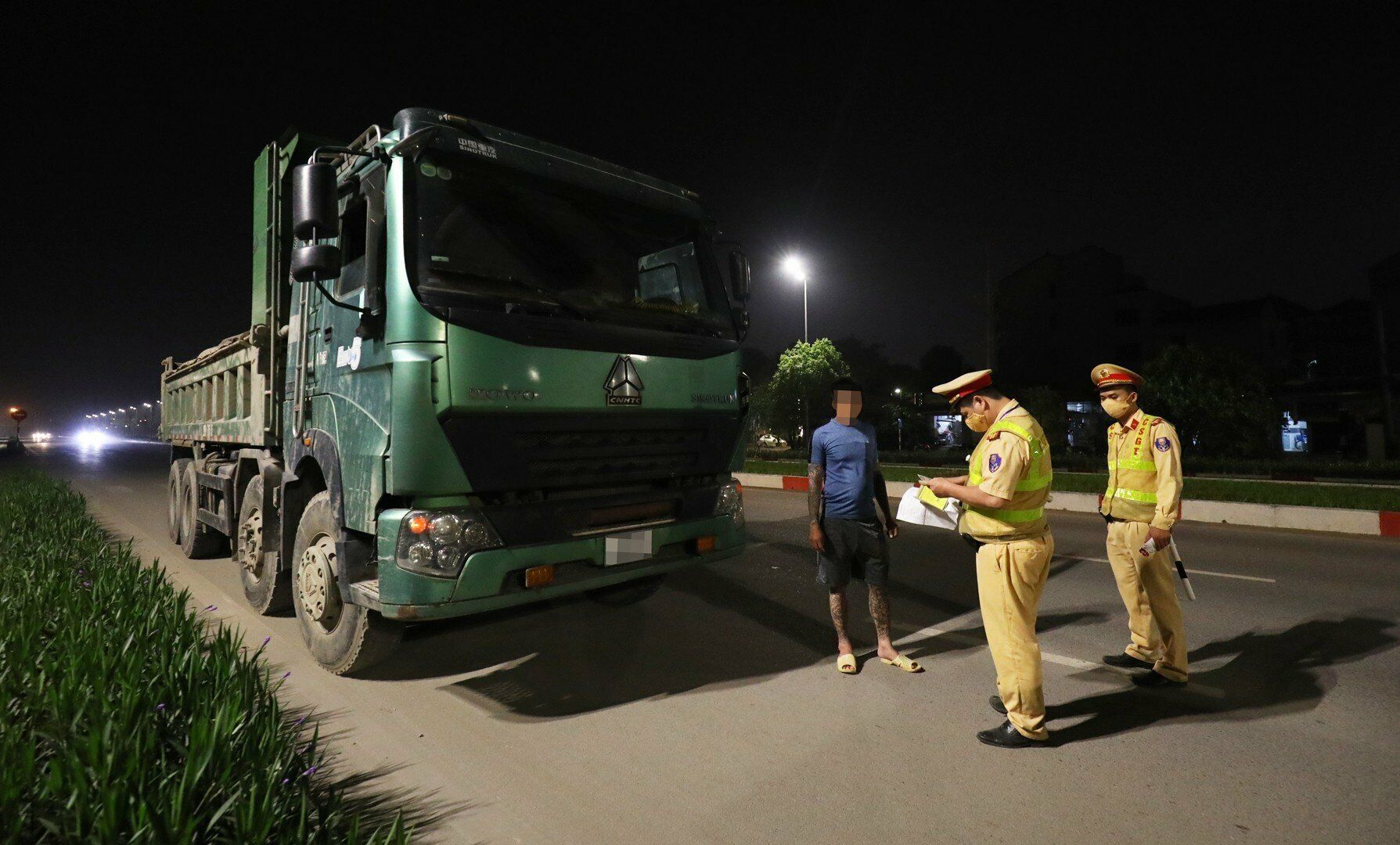 Qu&aacute; tr&igrave;nh kiểm tra cho thấy, chiếc xe tải BKS 29H-70515 do t&agrave;i xế N.T.T điều khiển đ&atilde; vi phạm 30% tải trọng cho ph&eacute;p.