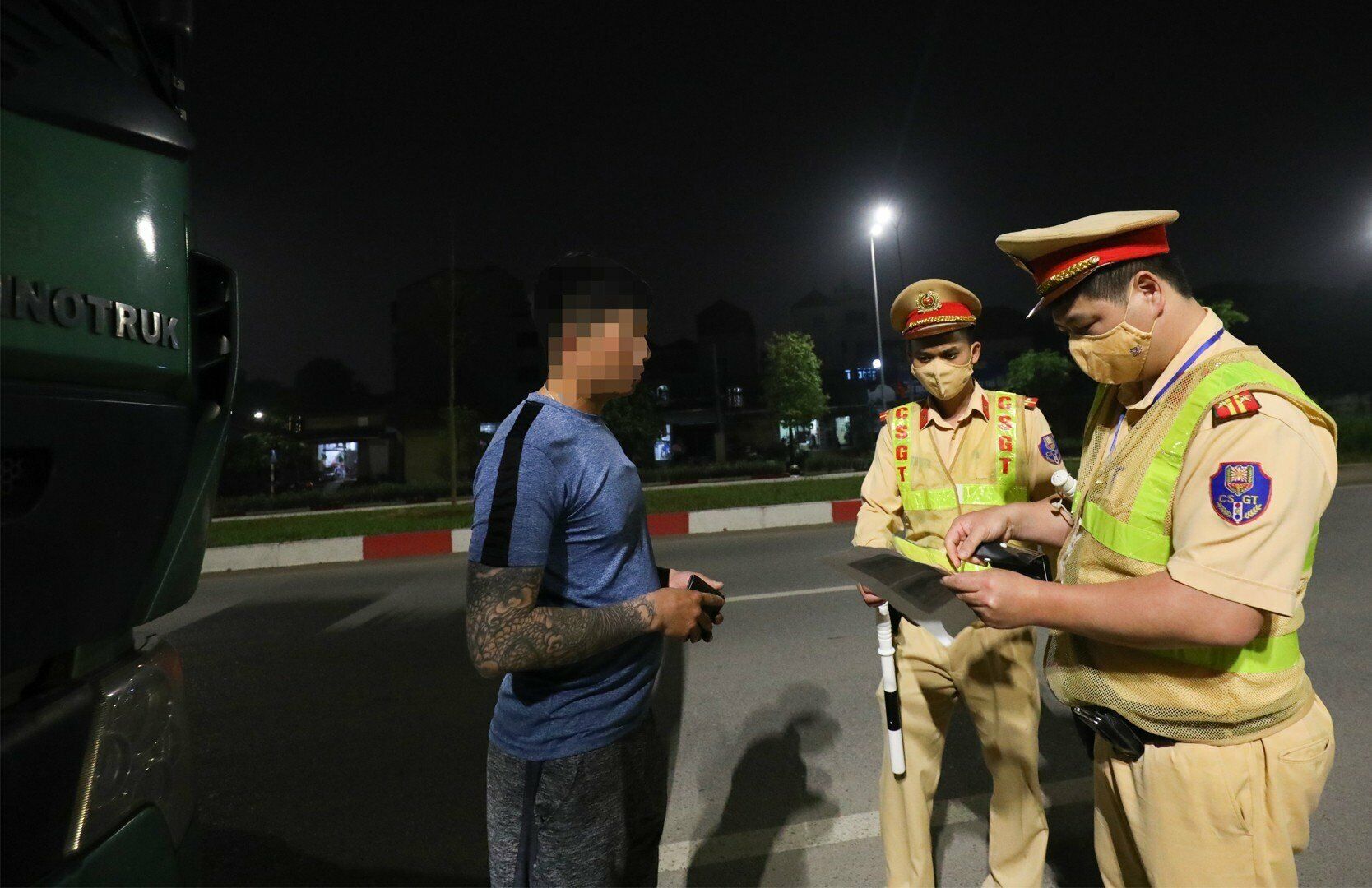 Sau khi Tổ c&ocirc;ng t&aacute;c th&ocirc;ng b&aacute;o kết quả c&acirc;n tải trọng, t&agrave;i xế N.T.T ph&acirc;n trần: "T&ocirc;i chuyển vật liệu l&agrave; trạc kh&ocirc;, gạch kh&ocirc; kh&ocirc;ng c&oacute; nước n&ecirc;n cứ nghĩ chở th&ecirc;m 1 ch&uacute;t sẽ kh&ocirc;ng qu&aacute; tải. Ai ngờ đi c&acirc;n lại qu&aacute; đến 30% như thế".