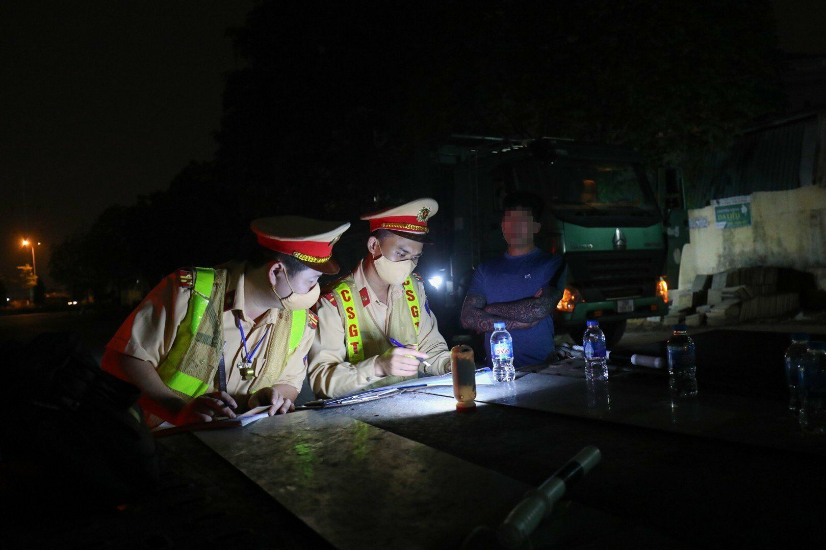 "Chở th&ecirc;m ch&uacute;t h&agrave;ng m&agrave; bị phạt tiền triệu, lại mất th&ecirc;m thời gian, th&ocirc;i lần sau t&ocirc;i xin chừa", t&agrave;i xế N.T.T than.