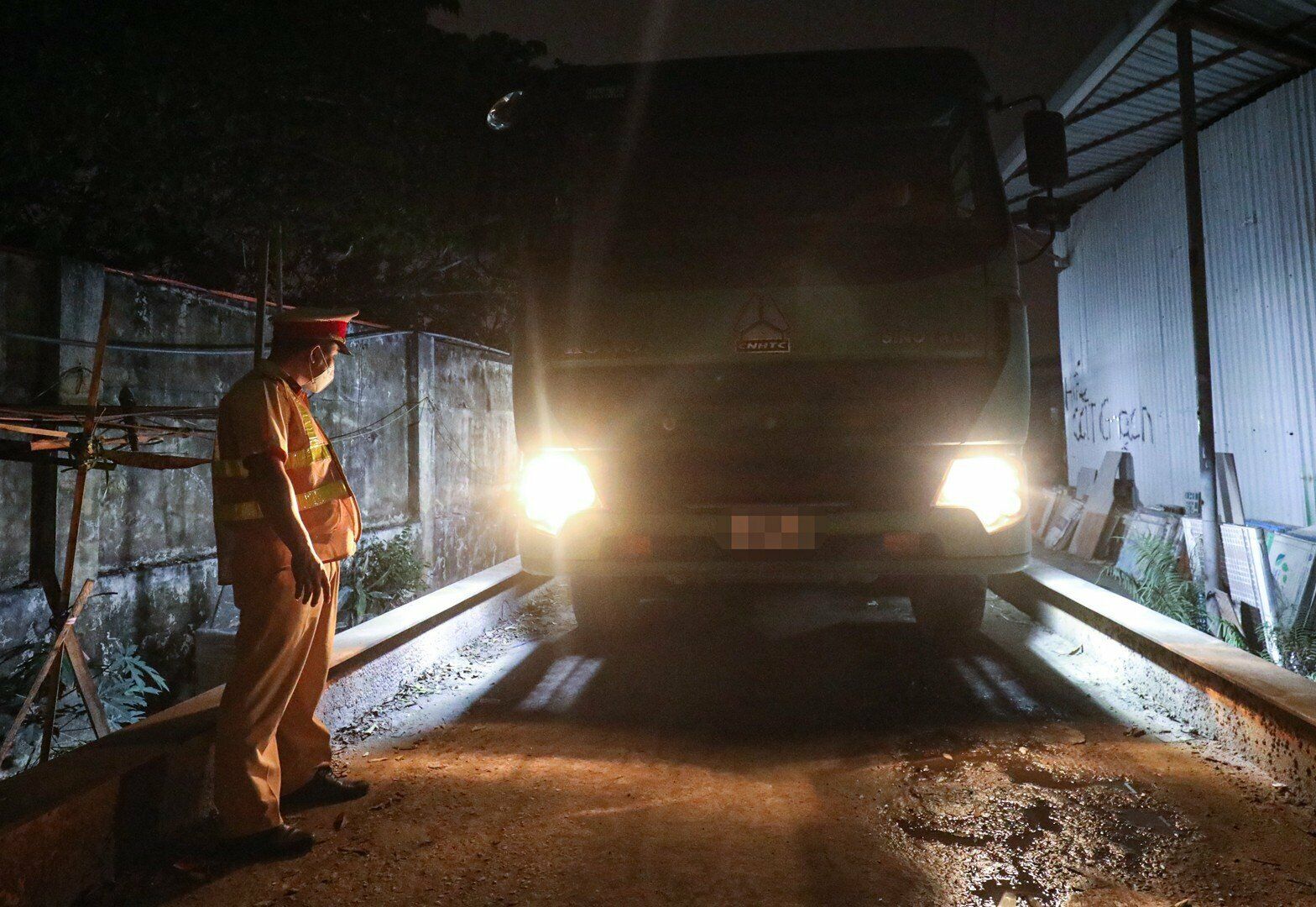 Trao đổi với PV B&aacute;o Giao th&ocirc;ng, Thiếu t&aacute; Đ&agrave;o Bảo Ngọc, c&aacute;n bộ Đội CSGT - trật tự, C&ocirc;ng an quận Bắc Từ Li&ecirc;m cho biết, để n&acirc;ng cao hiệu quả c&ocirc;ng t&aacute;c xử l&yacute; xe qu&aacute; khổ, qu&aacute; tải, đơn vị n&agrave;y đ&atilde; tiến h&agrave;nh nhiều biện ph&aacute;p như điều tra cơ bản tr&ecirc;n c&aacute;c tuyến đường, tuần tra xử l&yacute; lưu động tại c&aacute;c cung giờ kh&aacute;c nhau.