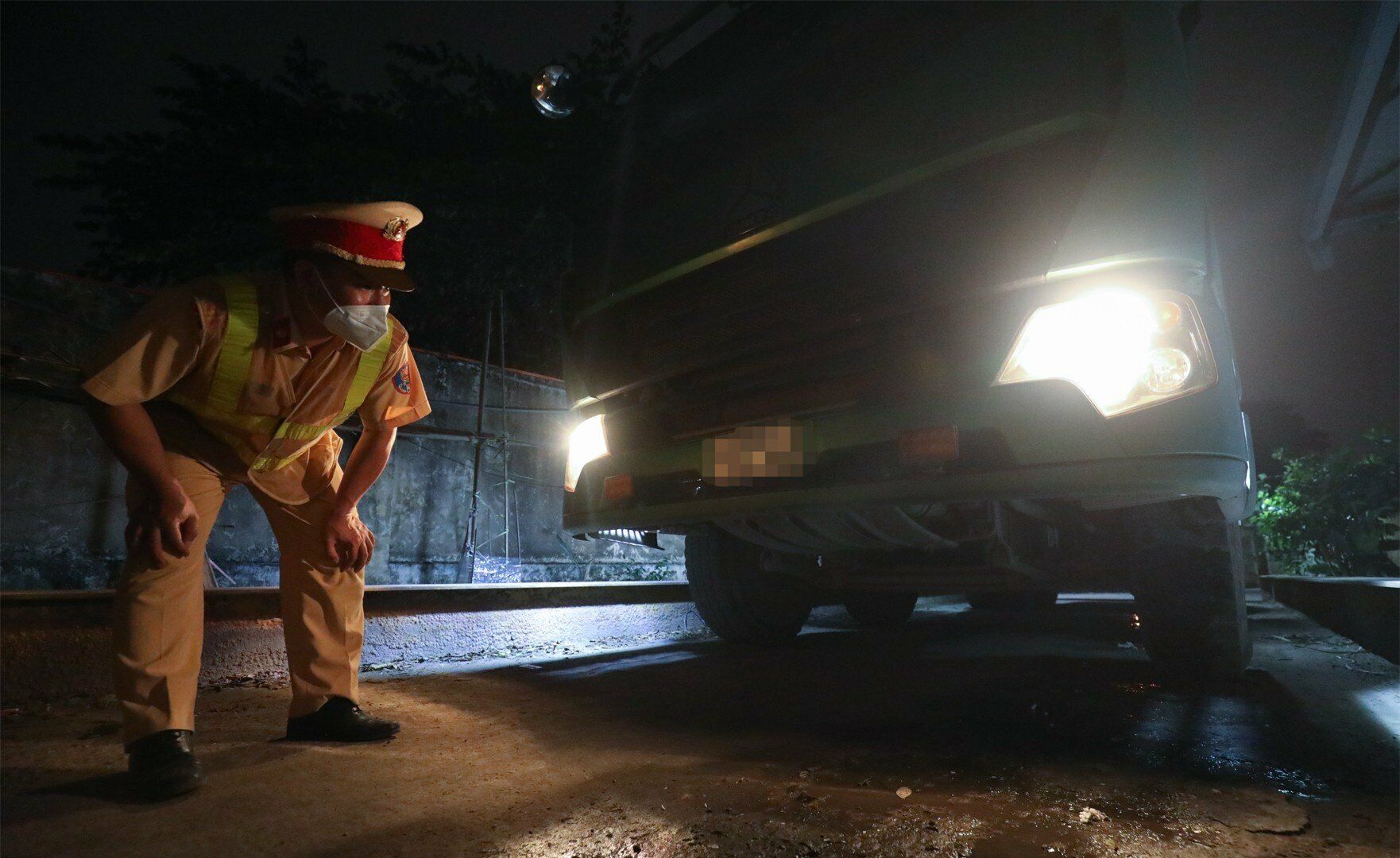 "Việc điều tra cơ bản c&oacute; &yacute; nghĩa hết sức quan trọng, bởi qua c&ocirc;ng t&aacute;c n&agrave;y, ch&uacute;ng t&ocirc;i nắm bắt được lưu lượng xe tải hoạt động tr&ecirc;n địa b&agrave;n, từ đ&oacute; c&oacute; kế hoạch tổ chức tuần tra tr&ecirc;n c&aacute;c tuyến với c&aacute;c khung giờ kh&aacute;c nhau", Thiếu t&aacute; Ngọc n&oacute;i.