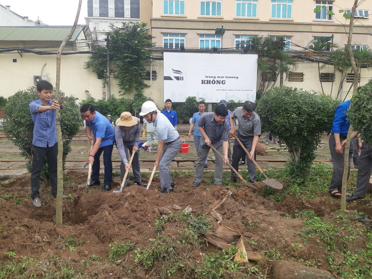 H&ocirc;m nay (18/4), Chi nh&aacute;nh Khai th&aacute;c đường sắt H&agrave; Nội v&agrave; C&ocirc;ng ty CP Đường sắt H&agrave; Hải ra qu&acirc;n ph&aacute;t động phong tr&agrave;o &ldquo;Đường t&agrave;u - Đường hoa&rdquo; tr&ecirc;n địa b&agrave;n TP H&agrave; Nội. Trước đ&oacute;, TCT Đường sắt VN ph&aacute;t động phong tr&agrave;o &ldquo;Đường t&agrave;u - Đường hoa&rdquo; tr&ecirc;n phạm vi 34 tỉnh, th&agrave;nh phố c&oacute; đường sắt đi qua.
