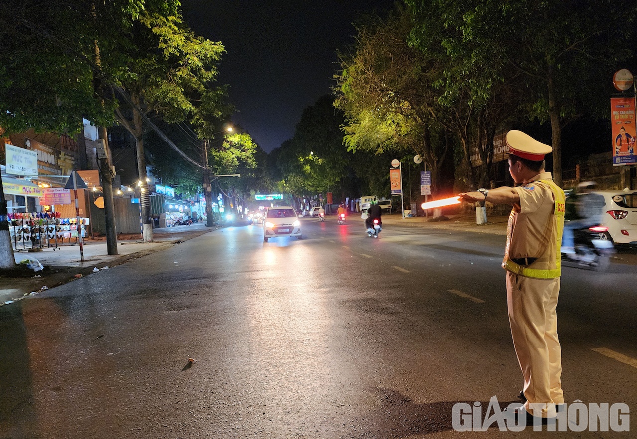 Theo ghi nh&acirc;̣n, t&ocirc;́i ngày 19/4, Lực lượng CSGT, Đ&ocirc;̣i CSGT - TT C&ocirc;ng an TP Bu&ocirc;n Ma Thu&ocirc;̣t (Đắk Lắk) ra qu&acirc;n thực hi&ecirc;̣n chuy&ecirc;n đ&ecirc;̀ tuần tra, kiểm so&aacute;t, xử l&yacute; vi phạm đ&ocirc;́i với người điều khiển xe tr&ecirc;n đường vi phạm nồng độ cồn, ma túy.