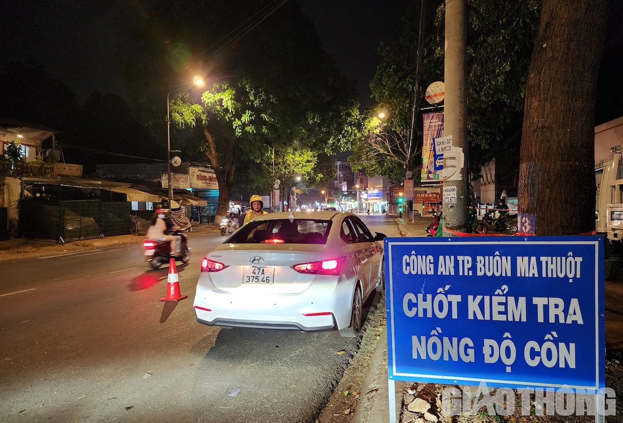 Khoảng 20h, m&ocirc;̣t t&ocirc;̉ c&ocirc;ng tác g&ocirc;̀m CSGT, Cảnh sát tr&acirc;̣t tự ti&ecirc;́n hành l&acirc;̣p ch&ocirc;́t tr&ecirc;n đường Phan Chu Trinh, nơi g&acirc;̀n nhà hàng, quá nh&acirc;̣u đ&ecirc;̉ ki&ecirc;̉m tra n&ocirc;̀ng đ&ocirc;̣ c&ocirc;̀n đ&ocirc;́i với người đi &ocirc; t&ocirc;, xe máy.