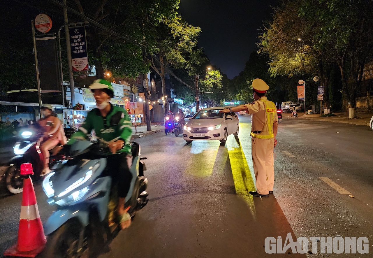 Hàng loạt tài x&ecirc;́ &ocirc; t&ocirc; được ra hi&ecirc;̣u l&ecirc;̣nh dừng phương ti&ecirc;̣n, mời vào vị trí ki&ecirc;̉m tra n&ocirc;̀ng độ c&ocirc;̀n, CSGT sử dụng máy đo nồng độ cồn để kiểm tra. Quá trình ki&ecirc;̉m tra, các tài x&ecirc;́ đ&ecirc;̀u ch&acirc;́p hành nghi&ecirc;m y&ecirc;u c&acirc;̀u của lực lượng CSGT.