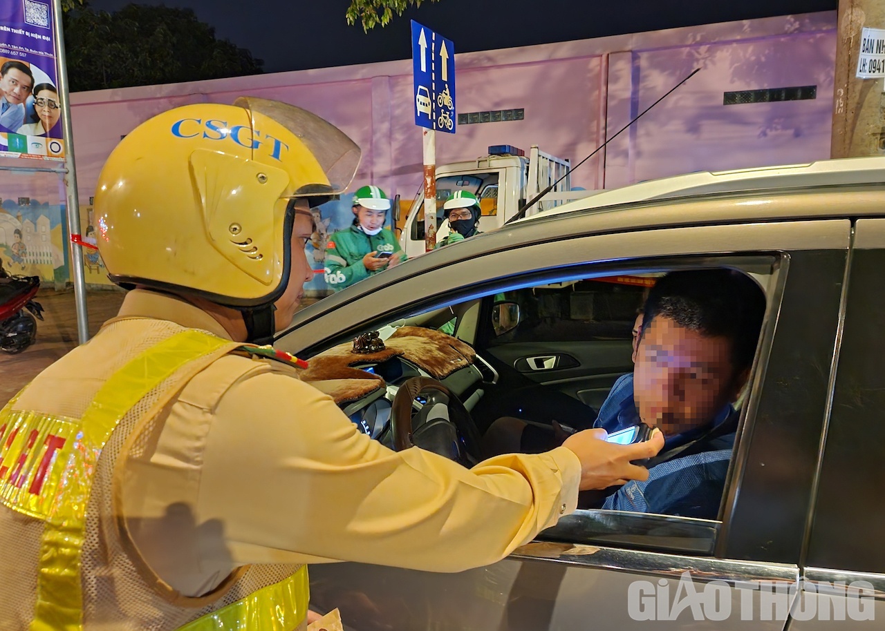 Theo m&ocirc;̣t tài x&ecirc;́ &ocirc; t&ocirc;, hi&ecirc;̣n nay n&ocirc;̀ng đ&ocirc;̣ c&ocirc;̀n được CSGT làm r&acirc;́t &ldquo;gắt&rdquo;, n&ecirc;́u u&ocirc;́ng rượu bia vẫn c&ocirc;́ tình đi&ecirc;̀u khi&ecirc;̉n phương ti&ecirc;̣n sẽ bị phạt rất nghi&ecirc;m. Hơn nữa mức phạt n&ocirc;̀ng đ&ocirc;̣ c&ocirc;̀n cao, tạm giữ xe và GPLX n&ecirc;n kh&ocirc;ng tài x&ecirc;́ nào dám vi phạm.