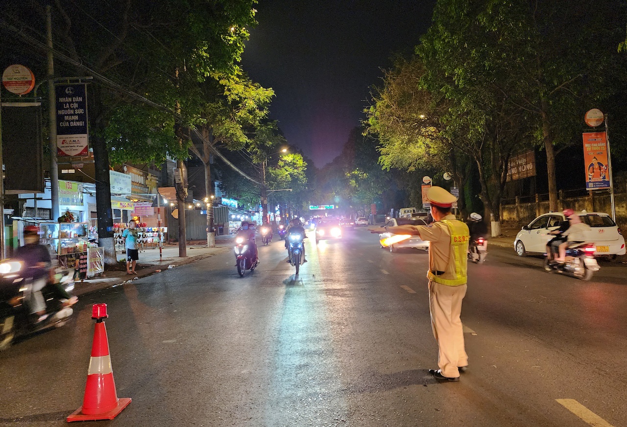 Theo Thi&ecirc;́u tá Nguy&ecirc;̃n Hi&ecirc;̣p Bình, Phó đ&ocirc;̣i trưởng Đ&ocirc;̣i CSGT-TT C&ocirc;ng an TP Bu&ocirc;n Ma Thu&ocirc;̣t, với quyết t&acirc;m đảm bảo trật tự ATGT, kéo giảm TNGT tr&ecirc;n địa bàn, lực lượng CSGT đã tăng cường lực lượng, phương tiện, thiết bị kỹ thuật nghiệp vụ để tuần tra, kiểm so&aacute;t nhằm kịp thời phát hi&ecirc;̣n và xử lý nghi&ecirc;m các trường hợp vi phạm sử dụng ch&acirc;́t c&acirc;́m, vi phạm n&ocirc;̀ng đ&ocirc;̣ c&ocirc;̀n. B&ecirc;n cạnh đó, lực lượng CSGT còn đẩy mạnh c&ocirc;ng t&aacute;c tuy&ecirc;n truyền, phổ biến, gi&aacute;o dục ph&aacute;p luật n&acirc;ng cao nh&acirc;̣n thức, ý thức ch&acirc;́p hành của người tham gia giao th&ocirc;ng đ&ocirc;́i với h&agrave;nh vi &ldquo;Người điều khiển xe tr&ecirc;n đường m&agrave; trong cơ thể c&oacute; chất ma t&uacute;y, vi phạm nồng độ cồn&rdquo;.