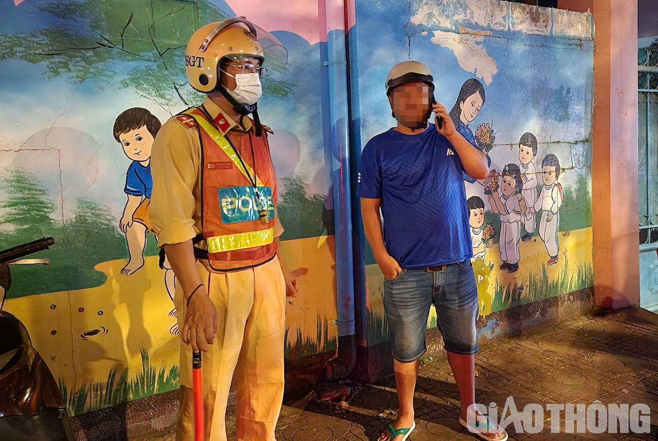 Lái xe T. sau khi bị CSGT nghi ngờ có sử dụng rượu bia, đã mời vào khu vực ki&ecirc;̉m tra n&ocirc;̀ng đ&ocirc;̣ c&ocirc;̀n. Lúc này, lái xe né tránh kh&ocirc;ng xu&acirc;́t trình gi&acirc;́y tờ đ&ecirc;̉ ki&ecirc;̉m tra, đ&ocirc;̀ng thời kh&ocirc;ng đ&ocirc;̀ng ý đo n&ocirc;̀ng đ&ocirc;̣ c&ocirc;̀n. Tuy nhi&ecirc;n, sau nhi&ecirc;̀u l&acirc;̀n được lực lượng CSGT v&acirc;̣n đ&ocirc;̣ng, tuy&ecirc;n truy&ecirc;̀n lái xe T. đã ch&acirc;́p hành y&ecirc;u c&acirc;̀u ki&ecirc;̉m tra n&ocirc;̀ng đ&ocirc;̣ c&ocirc;̀n của CSGT và vi phạm ở mức 0,439mg/l.