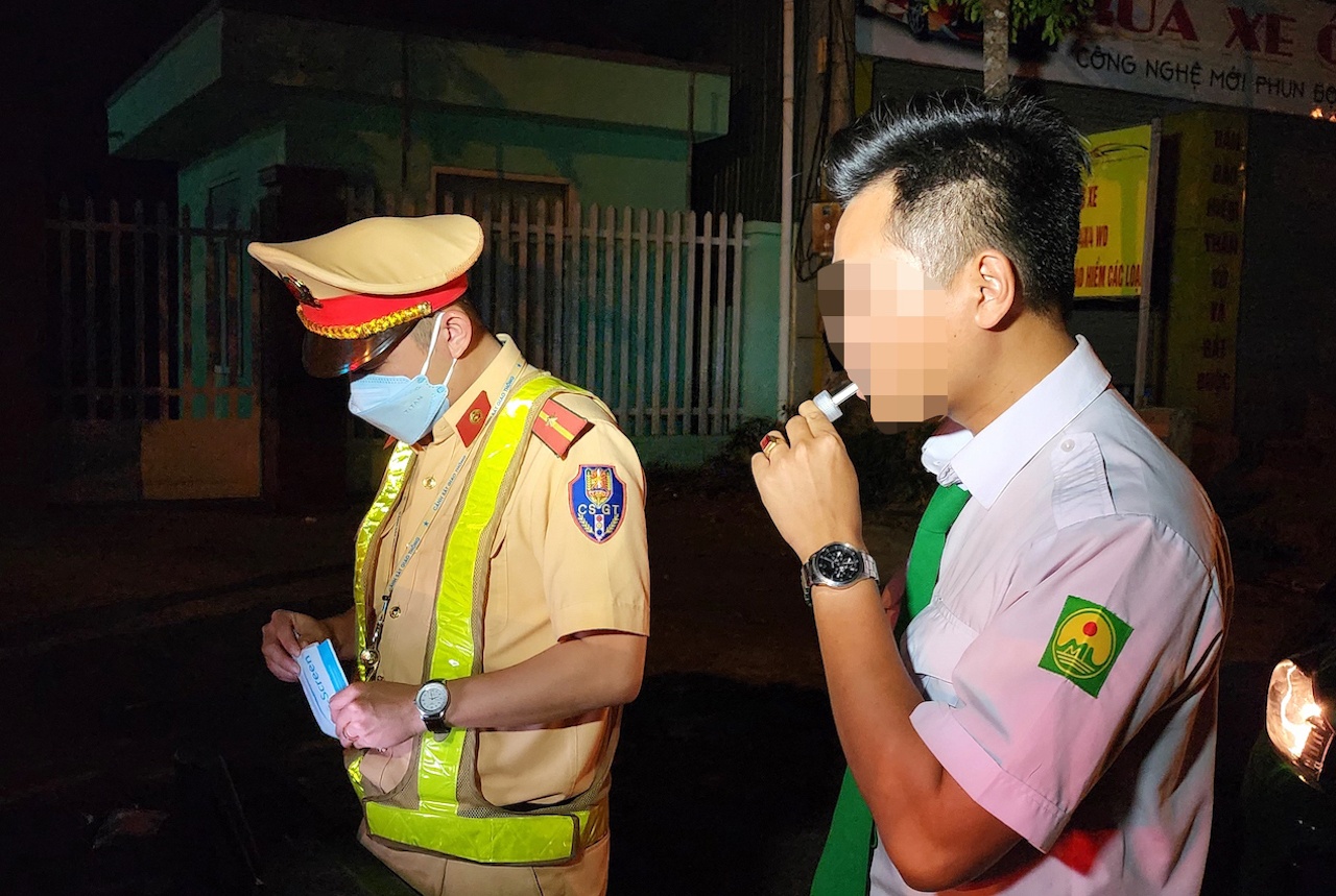 Ngoài ki&ecirc;̉m tra ki&ecirc;̉m soát n&ocirc;̀ng đ&ocirc;̣ c&ocirc;̀n, vào thời gian khuya lực lượng CSGT ti&ecirc;́p tục dùng que thử test nhanh ma t&uacute;y đ&ecirc;̉ ki&ecirc;̉m tra ch&acirc;́t ma túy đ&ocirc;́i với các lái xe.