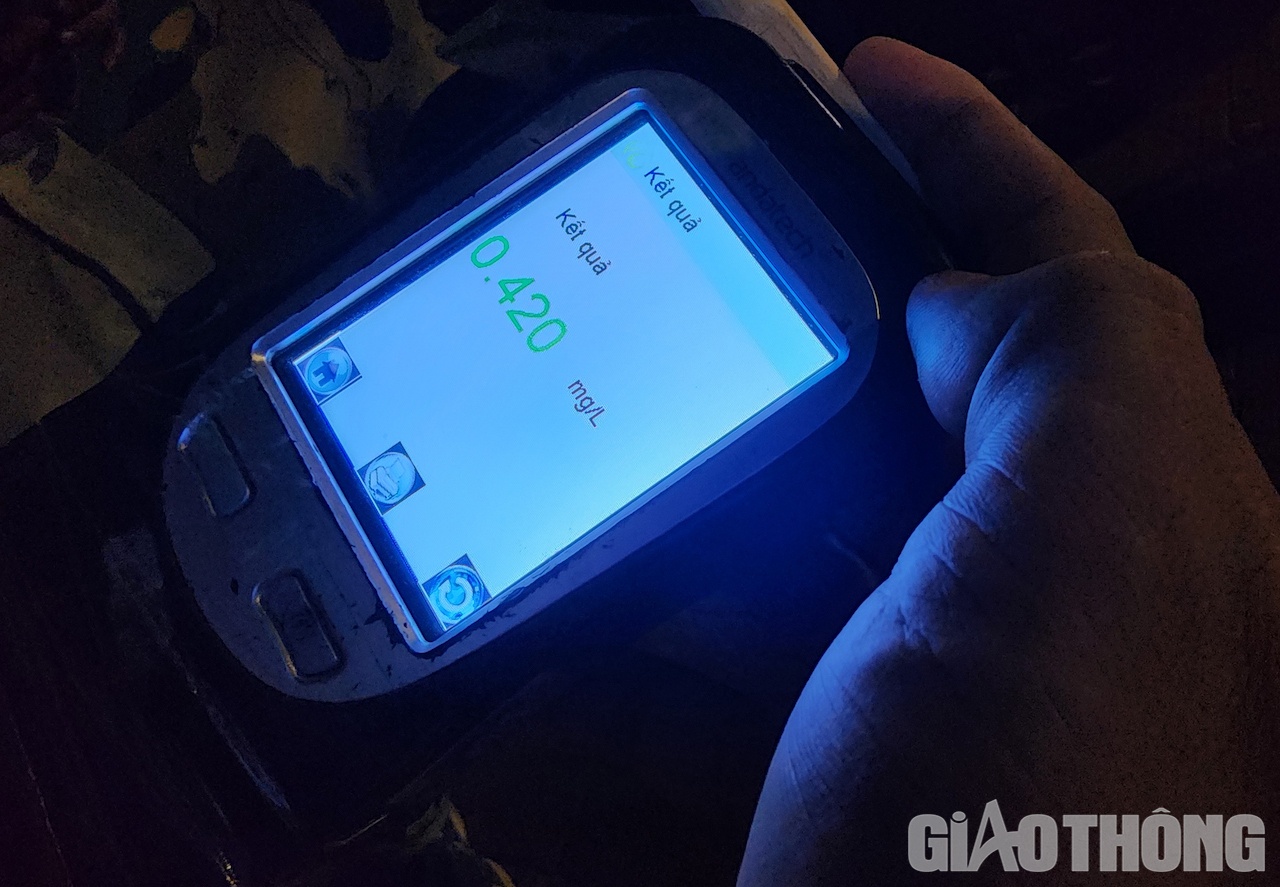 Ti&ecirc;́p tục m&ocirc;̣t lái xe vi phạm n&ocirc;̀ng đ&ocirc;̣ c&ocirc;̀n ở mức cao. Với hành vi vi phạm tr&ecirc;n, lái xe bị l&acirc;̣p bi&ecirc;n bản và phạt 7 tri&ecirc;̣u đ&ocirc;̀ng, tước GPLX 23 tháng.