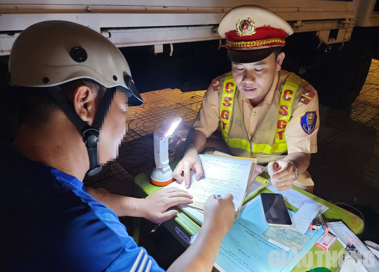 Sau khi k&yacute; bi&ecirc;n bản, t&agrave;i xế T. hỏi CSGT và bi&ecirc;́t mức phạt của mình là 7 tri&ecirc;̣u đ&ocirc;̀ng. Người n&agrave;y cho rằng, chi&ecirc;́c xe trị gi&aacute; 5 tri&ecirc;̣u nhưng phạt đ&ecirc;́n 7 tri&ecirc;̣u đ&ocirc;̀ng th&igrave; bỏ lu&ocirc;n xe. Sau đó, lái xe T. quay lại bàn làm vi&ecirc;̣c của CSGT nói: &ldquo;Anh để lại xe, nhưng cho anh xin lại cái bằng&rdquo;. Tuy nhi&ecirc;n, trước thái đ&ocirc;̣ ki&ecirc;n quyết xử l&yacute; của lực lượng CSGT, người vi phạm phải chấp h&agrave;nh.