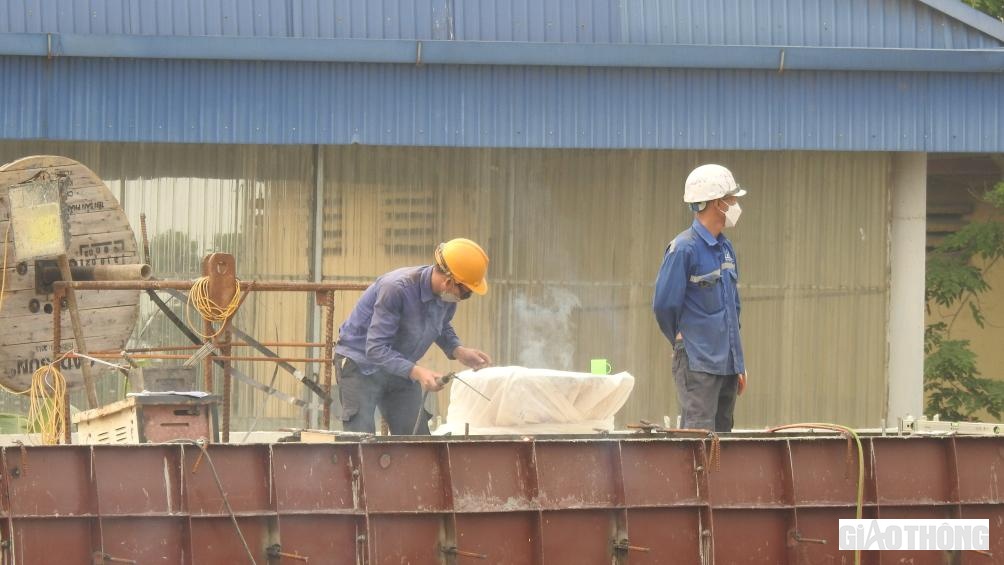 Để đẩy nhanh tiến độ thực hiện, tại những thời điểm thời tiết thuận lợi tr&ecirc;n c&ocirc;ng trường mỗi ng&agrave;y tập trung khoảng 150 c&ocirc;ng nh&acirc;n, kỹ sư miệt m&agrave;i l&agrave;m việc li&ecirc;n tục 3 ca/ng&agrave;y, b&ecirc;n cạnh đ&oacute; việc cung cấp vật tư phục vụ cho dự &aacute;n cũng được huy động đủ, sẵn s&agrave;ng.