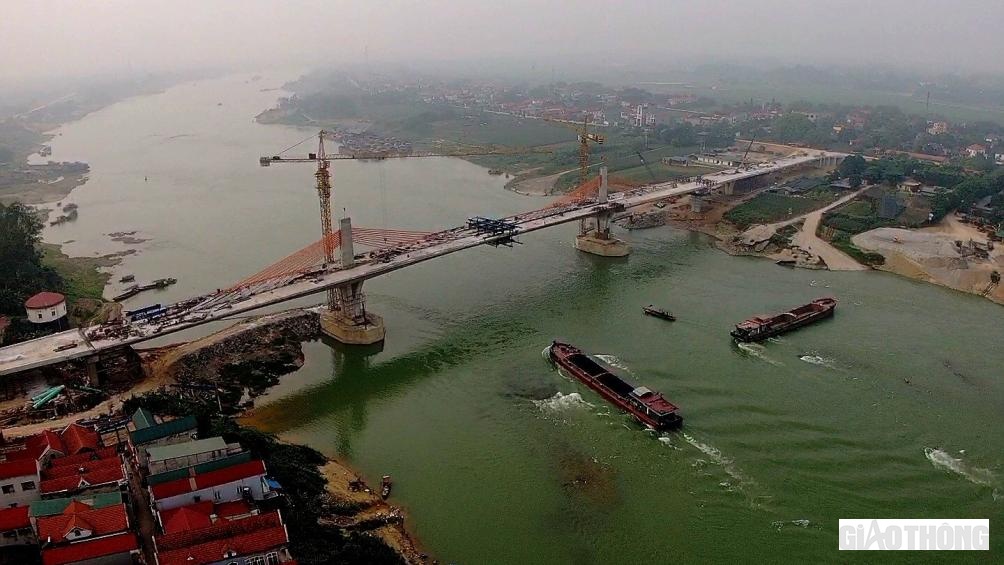C&ocirc;ng tr&igrave;nh cầu Vĩnh Ph&uacute; ch&iacute;nh thức được khởi c&ocirc;ng x&acirc;y dựng v&agrave;o th&aacute;ng 12/2021, c&oacute; tổng mức đầu tư hơn 540 tỷ đồng, cầu c&oacute; chiều d&agrave;i hơn 509m, trong đ&oacute; cầu ch&iacute;nh d&agrave;i khoảng 290m, cầu dẫn ph&iacute;a tỉnh Ph&uacute; Thọ d&agrave;i 70,75m, cầu dẫn ph&iacute;a tỉnh Vĩnh Ph&uacute;c d&agrave;i khoảng 148,8m.