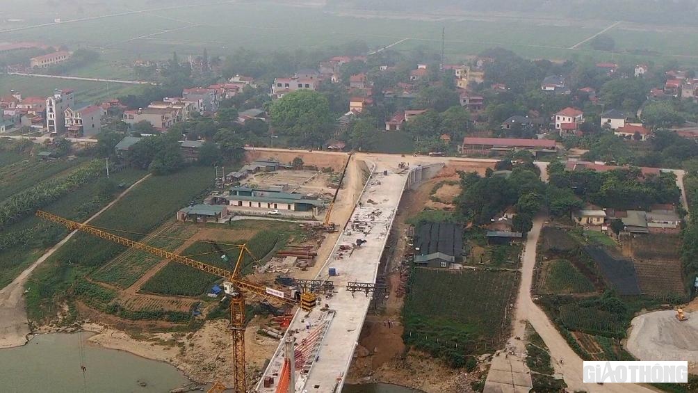 Cầu Vĩnh Ph&uacute; thuộc dự &aacute;n nh&oacute;m B, c&oacute; điểm đầu cầu ph&iacute;a Việt Tr&igrave; kết nối với đường Trần Ph&uacute;, giao với đ&ecirc; hữu s&ocirc;ng L&ocirc; v&agrave; kết th&uacute;c tại điểm giao với đ&ecirc; tả s&ocirc;ng L&ocirc;, x&atilde; Đức B&aacute;c, huyện S&ocirc;ng L&ocirc;. Dự &aacute;n được thi c&ocirc;ng trong giai đoạn 2020 - 2023.
