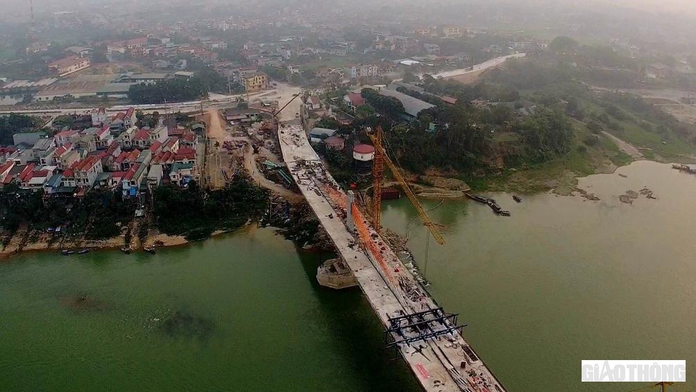 Chiều 19/4, trao đổi với PV B&aacute;o Giao th&ocirc;ng, &ocirc;ng L&ecirc; Ngọc Minh - Gi&aacute;m đốc Ban Quản l&yacute; đầu tư x&acirc;y dựng c&aacute;c c&ocirc;ng tr&igrave;nh giao th&ocirc;ng tỉnh Vĩnh Ph&uacute;c cho biết: Đến thời điểm hiện tại, khối lượng c&ocirc;ng việc của dự &aacute;n đ&atilde; ho&agrave;n th&agrave;nh hơn 80%. Qua đợt nghỉ lễ 30/4 c&aacute;c nh&agrave; thầu sẽ tiến h&agrave;nh l&agrave;m khe co gi&atilde;n; giữa th&aacute;ng 5 sẽ thảm mặt cầu v&agrave; phấn đấu đến 30/6 sẽ b&agrave;n giao, đưa v&agrave;o sử dụng. Dự kiến, cầu vượt tiến độ hợp đồng 5 th&aacute;ng.