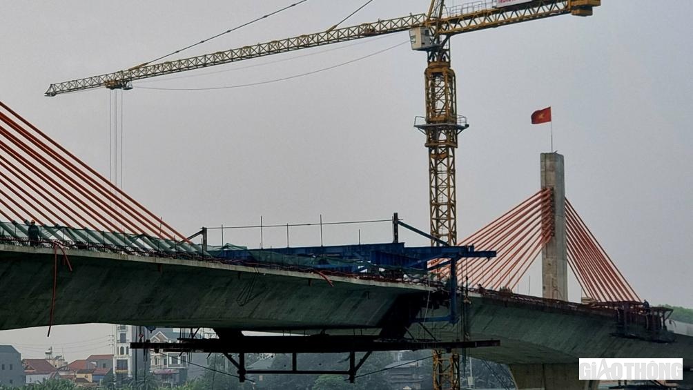 Chiều 13/4, cầu Vĩnh Ph&uacute; tr&ecirc;n s&ocirc;ng L&ocirc;, nối hai tỉnh Ph&uacute; Thọ v&agrave; Vĩnh Ph&uacute;c đ&atilde; ch&iacute;nh thức hợp long sau hơn 16 th&aacute;ng thi c&ocirc;ng.