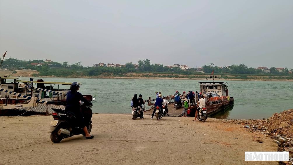 Hiện, người d&acirc;n tỉnh Ph&uacute; Thọ v&agrave; Vĩnh Ph&uacute;c vẫn di chuyển bằng ph&agrave; Đức B&aacute;c để qua s&ocirc;ng L&ocirc;.