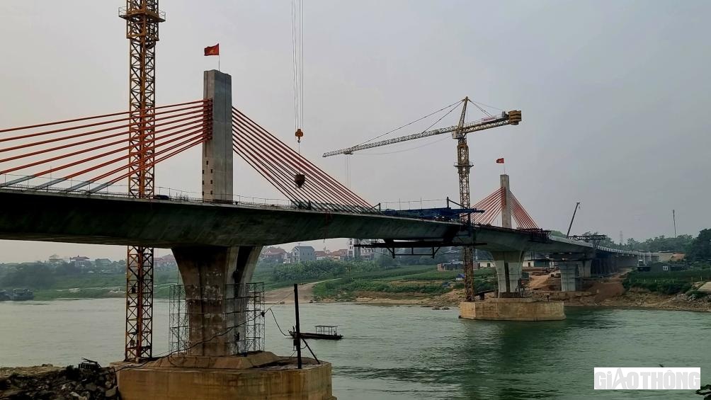 Đ&acirc;y l&agrave; một trong những hạng mục quan trọng trong kế hoạch ph&aacute;t triển kinh tế - x&atilde; hội 5 năm (2021 - 2025) của 2 tỉnh Vĩnh Ph&uacute;c v&agrave; Ph&uacute; Thọ. Việc x&acirc;y dựng cầu Vĩnh Ph&uacute; vừa đ&aacute;p ứng nhu cầu đi lại, giao thương của người d&acirc;n 2 tỉnh, vừa l&agrave; biểu tượng cho t&igrave;nh đo&agrave;n kết v&agrave; mối quan hệ mật thiết giữa nh&acirc;n d&acirc;n 2 tỉnh Vĩnh Ph&uacute;c v&agrave; Ph&uacute; Thọ.